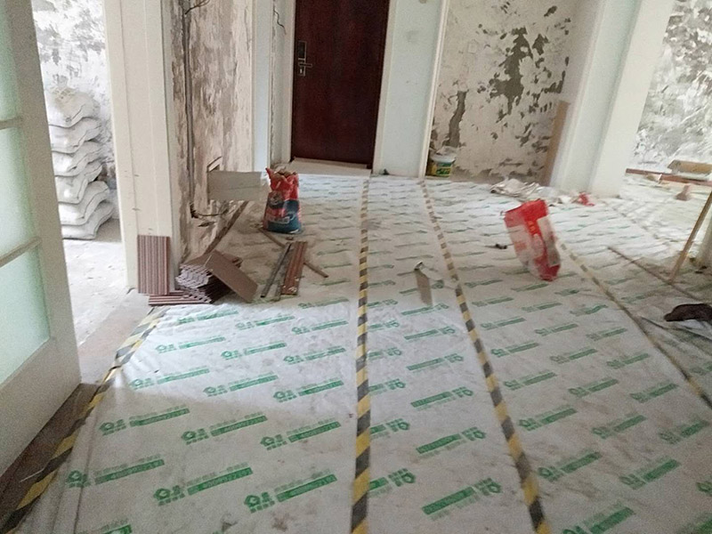 全屋墻面翻新：在墻面翻新前，需要先將舊漆面鏟除干凈，之后在進(jìn)行打磨，將墻面的浮沉雜物都清理干凈。如果墻面有凹凸不平的情況，要先用膩?zhàn)有扪a(bǔ)，如果墻面出現(xiàn)空鼓的現(xiàn)象，也要將整面的墻皮進(jìn)行鏟除，才能做后續(xù)的處理。膩?zhàn)拥奶幚碇攸c(diǎn)有兩點(diǎn)注意事項(xiàng)，一是在刮膩?zhàn)又?，要把墻面的平整度用尺子測(cè)試好，如果有不平整的位置，就需要用膩?zhàn)訉?shí)行多次的修補(bǔ)，而在每一次刮完膩?zhàn)又?，還需要用砂紙對(duì)墻面實(shí)行打磨，使得墻面更加的平整光滑。在涂刷時(shí)應(yīng)當(dāng)遵照一底兩面的原則，即刷1遍底漆，再刷2遍面漆，要留意的是，兩次涂刷的時(shí)間不可以太近，要確