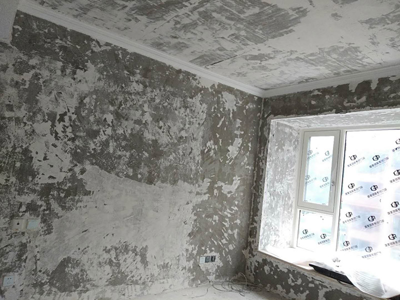 全屋墻面翻新：在墻面翻新前，需要先將舊漆面鏟除干凈，之后在進(jìn)行打磨，將墻面的浮沉雜物都清理干凈。如果墻面有凹凸不平的情況，要先用膩?zhàn)有扪a(bǔ)，如果墻面出現(xiàn)空鼓的現(xiàn)象，也要將整面的墻皮進(jìn)行鏟除，才能做后續(xù)的處理。膩?zhàn)拥奶幚碇攸c(diǎn)有兩點(diǎn)注意事項(xiàng)，一是在刮膩?zhàn)又?，要把墻面的平整度用尺子測(cè)試好，如果有不平整的位置，就需要用膩?zhàn)訉?shí)行多次的修補(bǔ)，而在每一次刮完膩?zhàn)又螅€需要用砂紙對(duì)墻面實(shí)行打磨，使得墻面更加的平整光滑。在涂刷時(shí)應(yīng)當(dāng)遵照一底兩面的原則，即刷1遍底漆，再刷2遍面漆，要留意的是，兩次涂刷的時(shí)間不可以太近，要確