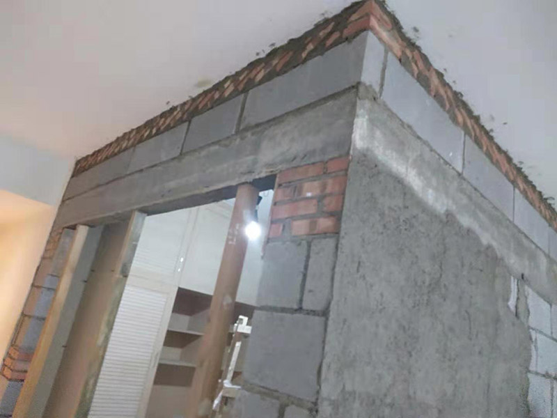 客廳隔斷砌墻施工:首先應(yīng)準(zhǔn)備好水泥沙、鋼筋及輕質(zhì)磚等所需材料，并根據(jù)室內(nèi)設(shè)計情況確定砌墻的位置，攪將水泥砂漿攪拌均勻后即可開始砌墻。砌墻時按照圖紙進(jìn)行，新舊墻體連接處需將鋼筋打入舊墻體，深度要夠深。墻體砌好之后，需在水泥批蕩之前做好掛網(wǎng)處理。