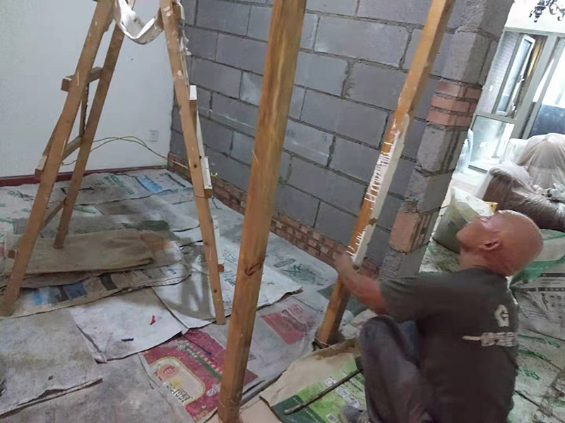 客廳隔斷砌墻施工:首先應(yīng)準(zhǔn)備好水泥沙、鋼筋及輕質(zhì)磚等所需材料，并根據(jù)室內(nèi)設(shè)計情況確定砌墻的位置，攪將水泥砂漿攪拌均勻后即可開始砌墻。砌墻時按照圖紙進(jìn)行，新舊墻體連接處需將鋼筋打入舊墻體，深度要夠深。墻體砌好之后，需在水泥批蕩之前做好掛網(wǎng)處理。