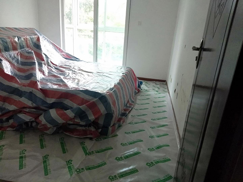 成品保護墻面鏟除: 各種裝修材料都是要經(jīng)過大門進場的，在搬運過程中就很可能會和門產(chǎn)生磕碰摩擦，所以第一個需要保護的地方就是入戶門。在這一點上，通?？梢允褂贸善繁Ｗo膜把門包起來。 先用工具鏟點易脫落的墻面以防涂抹膩子粉后起泡。再刮膩子打磨平，最重要的一點，在上乳膠漆的時候一定要上一道抗堿底漆，因為老房子墻體都帶一定的堿性，不做抗堿底漆就刷乳膠漆的話，一定會出現(xiàn)問題，再好的漆也會。