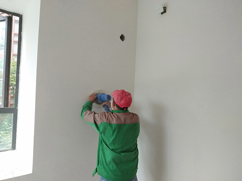 墻面打磨翻新：第一種方法就是使用人工的角磨機(jī)進(jìn)行打磨。角磨機(jī)的每次打磨的面積比較小，速度比較慢，這種方法可能人工費(fèi)比較高，打磨的時(shí)候就去從某處開(kāi)始一點(diǎn)點(diǎn)向前進(jìn)行。直到整個(gè)墻面的乳膠漆都打磨干凈。 第二種方法是使用專用的打磨機(jī)器，也就是那種大盤(pán)的打磨機(jī)。大家應(yīng)該在很多地方也見(jiàn)過(guò)這種大盤(pán)的打磨機(jī)，由于底盤(pán)面積比較大，一次能打掉很多的乳膠漆，所以現(xiàn)在也是最流行的一種機(jī)器。打磨起來(lái)的效率非常的高，但是它有個(gè)缺點(diǎn)，就是不如人工打磨的那么仔細(xì)。