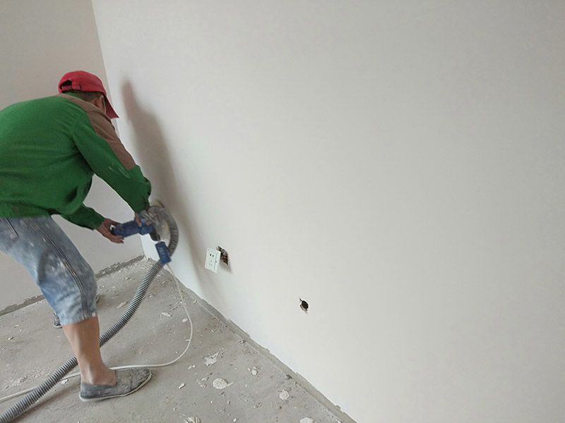 墻面打磨翻新：第一種方法就是使用人工的角磨機(jī)進(jìn)行打磨。角磨機(jī)的每次打磨的面積比較小，速度比較慢，這種方法可能人工費(fèi)比較高，打磨的時(shí)候就去從某處開(kāi)始一點(diǎn)點(diǎn)向前進(jìn)行。直到整個(gè)墻面的乳膠漆都打磨干凈。 第二種方法是使用專用的打磨機(jī)器，也就是那種大盤(pán)的打磨機(jī)。大家應(yīng)該在很多地方也見(jiàn)過(guò)這種大盤(pán)的打磨機(jī)，由于底盤(pán)面積比較大，一次能打掉很多的乳膠漆，所以現(xiàn)在也是最流行的一種機(jī)器。打磨起來(lái)的效率非常的高，但是它有個(gè)缺點(diǎn)，就是不如人工打磨的那么仔細(xì)。