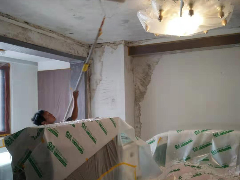 全屋墻面翻新及保護(hù)方案：舊墻面翻新基層處理從專業(yè)角度看，翻新流程應(yīng)有下列幾個(gè)環(huán)節(jié)組成：了解工程概況&rarr;工程視查&rarr;測(cè)試病變&rarr;提出建議&rarr;施工方案&rarr;準(zhǔn)備工作&rarr;施工過程&rarr;驗(yàn)收 舊墻面翻新基層處理從專業(yè)角度看,翻新流程應(yīng)有下列幾個(gè)環(huán)節(jié)組成:了解工程概況&rarr;工程視查&rarr;測(cè)試病變&rarr;提出建議&rarr;施工方案&rarr;準(zhǔn)備工作&rarr;施工過程&rarr;驗(yàn)收 瓷磚、地板施工時(shí)，經(jīng)常有些會(huì)忽略了成品保護(hù)這步，直接在港普的瓷磚、地板上堆放東西。，甚至直接就在上面走動(dòng)了。其實(shí)，在沒有使用覆蓋膜之前，這些都是錯(cuò)誤的，會(huì)對(duì)鋪貼效果產(chǎn)生很大影響。正確的做法是，在瓷磚干固以前，禁止在上面走動(dòng)或堆放東西；還要覆蓋專門的保護(hù)膜，以免裝修的沙子磨傷地面，或者有色涂料沾上地板，還有造成瓷磚高低不平等。