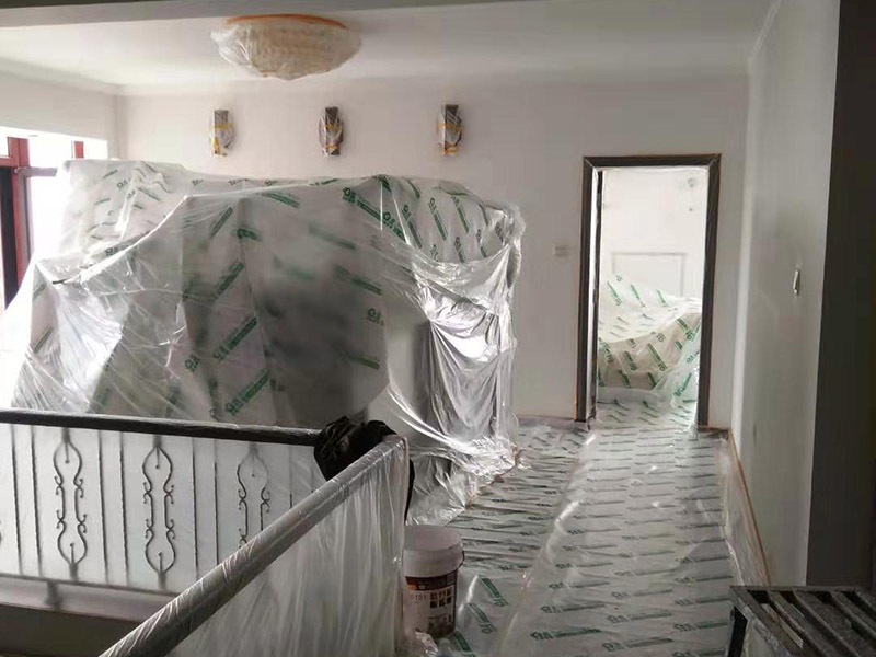 全屋墻面翻新及保護(hù)方案：舊墻面翻新基層處理從專業(yè)角度看，翻新流程應(yīng)有下列幾個(gè)環(huán)節(jié)組成：了解工程概況&rarr;工程視查&rarr;測(cè)試病變&rarr;提出建議&rarr;施工方案&rarr;準(zhǔn)備工作&rarr;施工過程&rarr;驗(yàn)收 舊墻面翻新基層處理從專業(yè)角度看,翻新流程應(yīng)有下列幾個(gè)環(huán)節(jié)組成:了解工程概況&rarr;工程視查&rarr;測(cè)試病變&rarr;提出建議&rarr;施工方案&rarr;準(zhǔn)備工作&rarr;施工過程&rarr;驗(yàn)收 瓷磚、地板施工時(shí)，經(jīng)常有些會(huì)忽略了成品保護(hù)這步，直接在港普的瓷磚、地板上堆放東西。，甚至直接就在上面走動(dòng)了。其實(shí)，在沒有使用覆蓋膜之前，這些都是錯(cuò)誤的，會(huì)對(duì)鋪貼效果產(chǎn)生很大影響。正確的做法是，在瓷磚干固以前，禁止在上面走動(dòng)或堆放東西；還要覆蓋專門的保護(hù)膜，以免裝修的沙子磨傷地面，或者有色涂料沾上地板，還有造成瓷磚高低不平等。