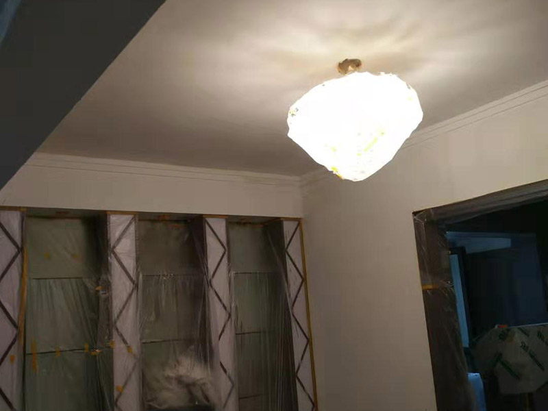 全屋墻面翻新及保護(hù)方案：舊墻面翻新基層處理從專業(yè)角度看，翻新流程應(yīng)有下列幾個(gè)環(huán)節(jié)組成：了解工程概況&rarr;工程視查&rarr;測(cè)試病變&rarr;提出建議&rarr;施工方案&rarr;準(zhǔn)備工作&rarr;施工過程&rarr;驗(yàn)收 舊墻面翻新基層處理從專業(yè)角度看,翻新流程應(yīng)有下列幾個(gè)環(huán)節(jié)組成:了解工程概況&rarr;工程視查&rarr;測(cè)試病變&rarr;提出建議&rarr;施工方案&rarr;準(zhǔn)備工作&rarr;施工過程&rarr;驗(yàn)收 瓷磚、地板施工時(shí)，經(jīng)常有些會(huì)忽略了成品保護(hù)這步，直接在港普的瓷磚、地板上堆放東西。，甚至直接就在上面走動(dòng)了。其實(shí)，在沒有使用覆蓋膜之前，這些都是錯(cuò)誤的，會(huì)對(duì)鋪貼效果產(chǎn)生很大影響。正確的做法是，在瓷磚干固以前，禁止在上面走動(dòng)或堆放東西；還要覆蓋專門的保護(hù)膜，以免裝修的沙子磨傷地面，或者有色涂料沾上地板，還有造成瓷磚高低不平等。