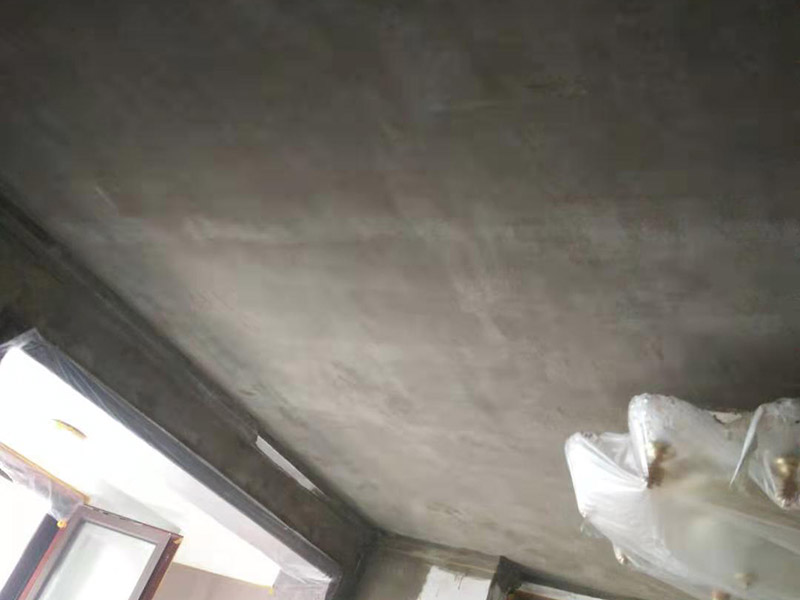 全屋墻面翻新及保護(hù)方案：舊墻面翻新基層處理從專業(yè)角度看，翻新流程應(yīng)有下列幾個(gè)環(huán)節(jié)組成：了解工程概況&rarr;工程視查&rarr;測(cè)試病變&rarr;提出建議&rarr;施工方案&rarr;準(zhǔn)備工作&rarr;施工過程&rarr;驗(yàn)收 舊墻面翻新基層處理從專業(yè)角度看,翻新流程應(yīng)有下列幾個(gè)環(huán)節(jié)組成:了解工程概況&rarr;工程視查&rarr;測(cè)試病變&rarr;提出建議&rarr;施工方案&rarr;準(zhǔn)備工作&rarr;施工過程&rarr;驗(yàn)收 瓷磚、地板施工時(shí)，經(jīng)常有些會(huì)忽略了成品保護(hù)這步，直接在港普的瓷磚、地板上堆放東西。，甚至直接就在上面走動(dòng)了。其實(shí)，在沒有使用覆蓋膜之前，這些都是錯(cuò)誤的，會(huì)對(duì)鋪貼效果產(chǎn)生很大影響。正確的做法是，在瓷磚干固以前，禁止在上面走動(dòng)或堆放東西；還要覆蓋專門的保護(hù)膜，以免裝修的沙子磨傷地面，或者有色涂料沾上地板，還有造成瓷磚高低不平等。