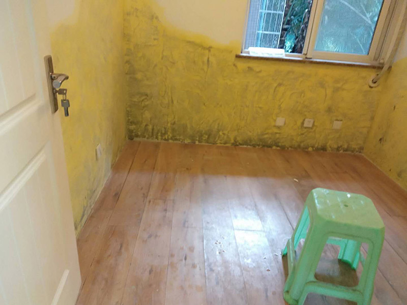 水管漏水維修：水管漏水修補要先找到漏水點，然后針對性修補，水管裂縫小可以直接將在漏水處涂抹上玻璃膠，但是要先關閉水閘、保持滲漏處干燥才能施工，玻璃膠干了之后才可以打開水閘，若是破損大，可將其切掉，用一節(jié)新水管和兩個接頭來修補，并在接頭處涂抹膠水密封。