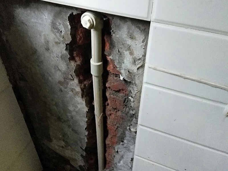 水管漏水維修：水管漏水修補要先找到漏水點，然后針對性修補，水管裂縫小可以直接將在漏水處涂抹上玻璃膠，但是要先關閉水閘、保持滲漏處干燥才能施工，玻璃膠干了之后才可以打開水閘，若是破損大，可將其切掉，用一節(jié)新水管和兩個接頭來修補，并在接頭處涂抹膠水密封。