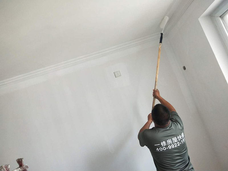 墻面乳膠漆裝修：毛坯的墻體或者已經(jīng)做好1道膩子層的房子，基層要求基層必須平整堅固。不得有粉化、起砂、空鼓、脫落等現(xiàn)象?；鶎硬黄胶涂油菝鎽撆涮啄佔庸纹?。陰陽角必須通過彈墨線來找垂直的鋁通來衡量水平垂直的整度。后一遍膩子應在前一遍膩子完全干后方能施工。一般來說，內(nèi)墻乳膠漆，在墻砌好后，是在抹灰完成后，總包單位會進行兩道抹灰，第二道的時候基面加以修飾效果的補平。