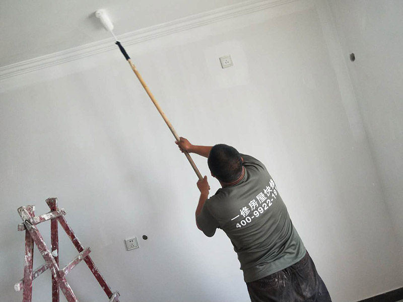 墻面乳膠漆裝修：毛坯的墻體或者已經(jīng)做好1道膩子層的房子，基層要求基層必須平整堅固。不得有粉化、起砂、空鼓、脫落等現(xiàn)象?；鶎硬黄胶涂油菝鎽撆涮啄佔庸纹健ｊ庩柦潜仨毻ㄟ^彈墨線來找垂直的鋁通來衡量水平垂直的整度。后一遍膩子應在前一遍膩子完全干后方能施工。一般來說，內(nèi)墻乳膠漆，在墻砌好后，是在抹灰完成后，總包單位會進行兩道抹灰，第二道的時候基面加以修飾效果的補平。