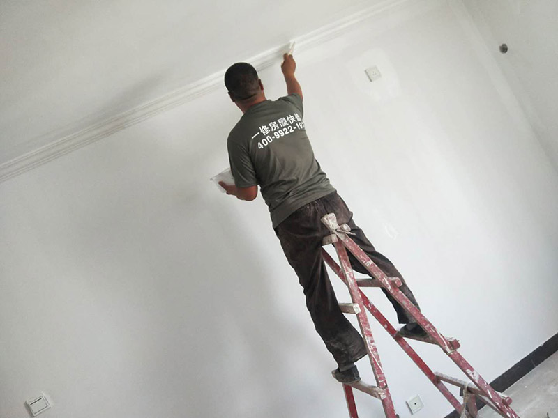 墻面乳膠漆裝修：毛坯的墻體或者已經(jīng)做好1道膩子層的房子，基層要求基層必須平整堅固。不得有粉化、起砂、空鼓、脫落等現(xiàn)象?；鶎硬黄胶涂油菝鎽撆涮啄佔庸纹?。陰陽角必須通過彈墨線來找垂直的鋁通來衡量水平垂直的整度。后一遍膩子應在前一遍膩子完全干后方能施工。一般來說，內(nèi)墻乳膠漆，在墻砌好后，是在抹灰完成后，總包單位會進行兩道抹灰，第二道的時候基面加以修飾效果的補平。