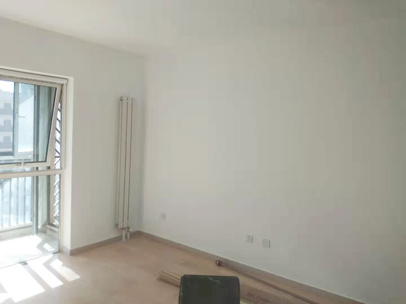 全屋刮大白裝修：刮大白就是在水泥毛糙面上 ，用建筑用的大白粉將墻面刮平刷白，具體步驟首先要基層處理把原有的大白戧掉，查看墻面上有沒有縫隙，釘子凹槽，銹點(diǎn)。 有縫隙的要填滿石膏，刷墻固墻鏈，之后在房屋頂棚都要滿刮石膏，然后在刮大白，刮大白比較重要，至少要全面的刮兩遍。干后在用打磨砂紙把小包和刮板印道子等磨掉，最后一步就是刷或者噴乳膠漆。