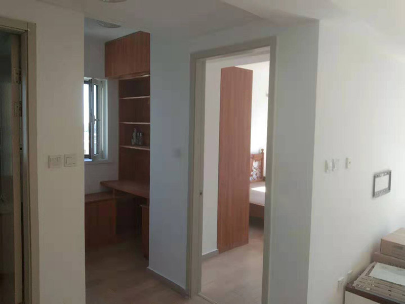 全屋刮大白裝修：刮大白就是在水泥毛糙面上 ，用建筑用的大白粉將墻面刮平刷白，具體步驟首先要基層處理把原有的大白戧掉，查看墻面上有沒有縫隙，釘子凹槽，銹點(diǎn)。 有縫隙的要填滿石膏，刷墻固墻鏈，之后在房屋頂棚都要滿刮石膏，然后在刮大白，刮大白比較重要，至少要全面的刮兩遍。干后在用打磨砂紙把小包和刮板印道子等磨掉，最后一步就是刷或者噴乳膠漆。