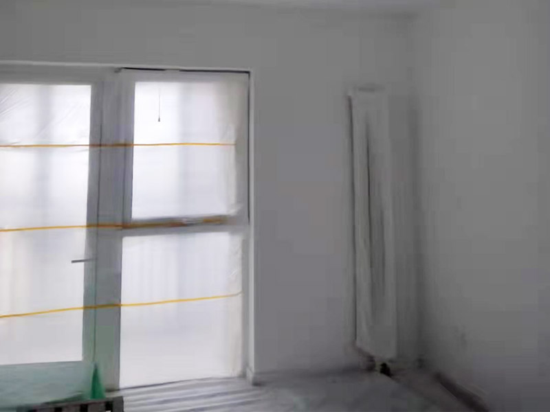 全屋刮大白裝修：刮大白就是在水泥毛糙面上 ，用建筑用的大白粉將墻面刮平刷白，具體步驟首先要基層處理把原有的大白戧掉，查看墻面上有沒有縫隙，釘子凹槽，銹點(diǎn)。 有縫隙的要填滿石膏，刷墻固墻鏈，之后在房屋頂棚都要滿刮石膏，然后在刮大白，刮大白比較重要，至少要全面的刮兩遍。干后在用打磨砂紙把小包和刮板印道子等磨掉，最后一步就是刷或者噴乳膠漆。