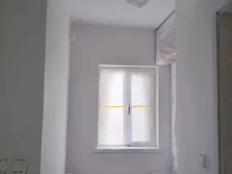 全屋刮大白裝修：刮大白就是在水泥毛糙面上 ，用建筑用的大白粉將墻面刮平刷白，具體步驟首先要基層處理把原有的大白戧掉，查看墻面上有沒有縫隙，釘子凹槽，銹點(diǎn)。 有縫隙的要填滿石膏，刷墻固墻鏈，之后在房屋頂棚都要滿刮石膏，然后在刮大白，刮大白比較重要，至少要全面的刮兩遍。干后在用打磨砂紙把小包和刮板印道子等磨掉，最后一步就是刷或者噴乳膠漆。