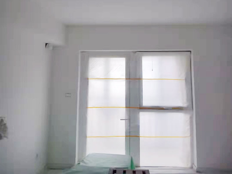 全屋刮大白裝修：刮大白就是在水泥毛糙面上 ，用建筑用的大白粉將墻面刮平刷白，具體步驟首先要基層處理把原有的大白戧掉，查看墻面上有沒有縫隙，釘子凹槽，銹點(diǎn)。 有縫隙的要填滿石膏，刷墻固墻鏈，之后在房屋頂棚都要滿刮石膏，然后在刮大白，刮大白比較重要，至少要全面的刮兩遍。干后在用打磨砂紙把小包和刮板印道子等磨掉，最后一步就是刷或者噴乳膠漆。