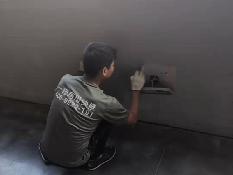 工廠墻裙翻新裝修：在對工廠墻面翻新時(shí)，必須先清潔以前的墻。如果粉末很嚴(yán)重，必須將其清理干凈。因?yàn)橹暗膲Ρ诳赡芡坑杏推岷腿槟z漆，所以最好在根除后再進(jìn)行涂漆。工廠墻面翻新時(shí)還要進(jìn)行拋光，應(yīng)清理原始墻壁上的堅(jiān)固皮膚和浮動(dòng)水槽。如果有一小部分墻壁和裂縫，可以用膩?zhàn)犹畛洹?如果工廠墻面翻新在修復(fù)過程中不全面，并且涂漆過程已經(jīng)完成，那將非常麻煩，等到涂漆項(xiàng)目完成，再去修復(fù)，就很難達(dá)到預(yù)期的效果。而且最大的問題是色差問題，所以在修復(fù)工廠墻面時(shí)一定要小心、全面，不要給以后的項(xiàng)目增加負(fù)擔(dān)。 一般的工廠面積比較大，工廠墻面翻新時(shí)重要是在面漆方面。在上面漆之前，根據(jù)油漆的說明比例搭配，準(zhǔn)備足夠的量以確保所有墻面的顏色相同，免得油漆不足，需要重新調(diào)配，這樣很容易造成色差、不均勻。工廠墻面翻新時(shí)，還應(yīng)選擇優(yōu)質(zhì)的涂料滾筒，使油漆質(zhì)地更均勻，更美觀。