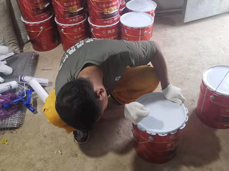 工廠墻裙翻新裝修：在對工廠墻面翻新時(shí)，必須先清潔以前的墻。如果粉末很嚴(yán)重，必須將其清理干凈。因?yàn)橹暗膲Ρ诳赡芡坑杏推岷腿槟z漆，所以最好在根除后再進(jìn)行涂漆。工廠墻面翻新時(shí)還要進(jìn)行拋光，應(yīng)清理原始墻壁上的堅(jiān)固皮膚和浮動(dòng)水槽。如果有一小部分墻壁和裂縫，可以用膩?zhàn)犹畛洹?如果工廠墻面翻新在修復(fù)過程中不全面，并且涂漆過程已經(jīng)完成，那將非常麻煩，等到涂漆項(xiàng)目完成，再去修復(fù)，就很難達(dá)到預(yù)期的效果。而且最大的問題是色差問題，所以在修復(fù)工廠墻面時(shí)一定要小心、全面，不要給以后的項(xiàng)目增加負(fù)擔(dān)。 一般的工廠面積比較大，工廠墻面翻新時(shí)重要是在面漆方面。在上面漆之前，根據(jù)油漆的說明比例搭配，準(zhǔn)備足夠的量以確保所有墻面的顏色相同，免得油漆不足，需要重新調(diào)配，這樣很容易造成色差、不均勻。工廠墻面翻新時(shí)，還應(yīng)選擇優(yōu)質(zhì)的涂料滾筒，使油漆質(zhì)地更均勻，更美觀。