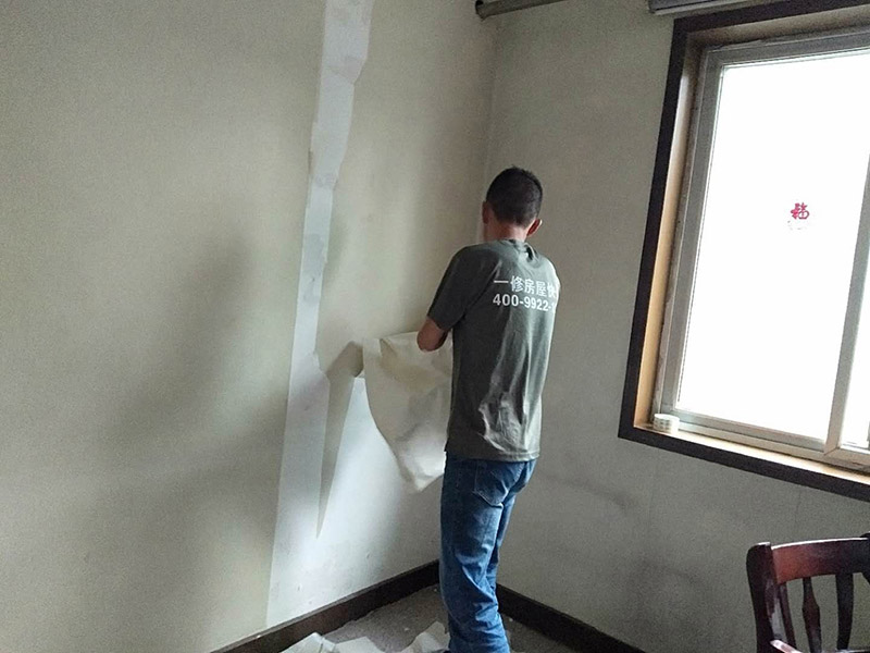 臥室墻紙拆除翻新:墻紙拆除分兩步，首先把表面層揭下，然后再噴水或均勻涂水在基層面，待基層面全部浸水飽合后，即可輕力揭下，最后再用鏟刀清理墻面，修補(bǔ)損壞墻面即可鋪貼墻紙。