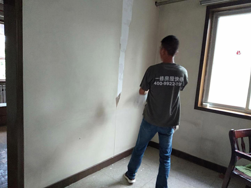 臥室墻紙拆除翻新:墻紙拆除分兩步，首先把表面層揭下，然后再噴水或均勻涂水在基層面，待基層面全部浸水飽合后，即可輕力揭下，最后再用鏟刀清理墻面，修補(bǔ)損壞墻面即可鋪貼墻紙。