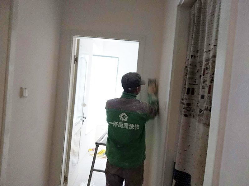 乳膠漆墻面翻新：如果原墻是乳膠漆，且基礎(chǔ)強(qiáng)度較好，經(jīng)簡單打毛修補(bǔ)后可以直接刷漆，但要注意不要破壞原墻漆膜的完整性，也不要用比原墻乳膠漆附著力好太多的乳膠漆，否則容易起皮脫落；如果原墻是刮瓷，則必須產(chǎn)掉重做，其實(shí)在這方面只要掌握一個原則，即同等性質(zhì)才能翻新，否則就必須重來。 如果原墻面的漆已經(jīng)不好了的話，再刷上乳膠漆會把以前的乳膠漆泡下來，可以選鮮呼吸SBS強(qiáng)力膠、鮮呼吸卓越型白膠，再刮一遍膩?zhàn)哟蚰ズ笤偎⑷槟z漆。另外，如果經(jīng)濟(jì)條件允許，而你對原墻質(zhì)量又不滿意的話，建議最好重做。因?yàn)閴γ娴奶幚硎钦麄€裝修過程中最骯臟的部分，千萬不要圖省事，否則以后會很麻煩。