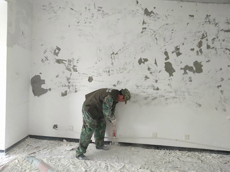 乳膠漆墻面翻新：如果原墻是乳膠漆，且基礎(chǔ)強(qiáng)度較好，經(jīng)簡單打毛修補(bǔ)后可以直接刷漆，但要注意不要破壞原墻漆膜的完整性，也不要用比原墻乳膠漆附著力好太多的乳膠漆，否則容易起皮脫落；如果原墻是刮瓷，則必須產(chǎn)掉重做，其實(shí)在這方面只要掌握一個原則，即同等性質(zhì)才能翻新，否則就必須重來。 如果原墻面的漆已經(jīng)不好了的話，再刷上乳膠漆會把以前的乳膠漆泡下來，可以選鮮呼吸SBS強(qiáng)力膠、鮮呼吸卓越型白膠，再刮一遍膩?zhàn)哟蚰ズ笤偎⑷槟z漆。另外，如果經(jīng)濟(jì)條件允許，而你對原墻質(zhì)量又不滿意的話，建議最好重做。因?yàn)閴γ娴奶幚硎钦麄€裝修過程中最骯臟的部分，千萬不要圖省事，否則以后會很麻煩。