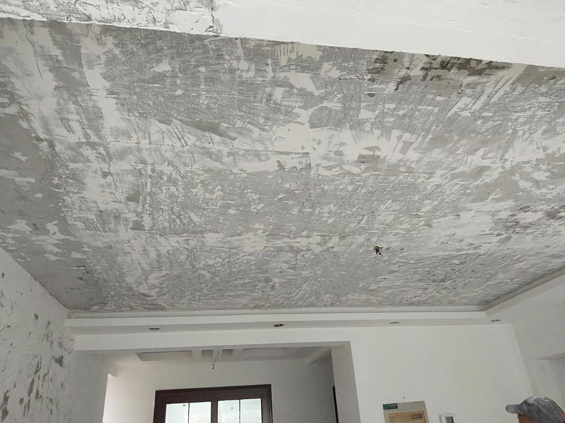 乳膠漆墻面翻新：如果原墻是乳膠漆，且基礎(chǔ)強(qiáng)度較好，經(jīng)簡單打毛修補(bǔ)后可以直接刷漆，但要注意不要破壞原墻漆膜的完整性，也不要用比原墻乳膠漆附著力好太多的乳膠漆，否則容易起皮脫落；如果原墻是刮瓷，則必須產(chǎn)掉重做，其實(shí)在這方面只要掌握一個原則，即同等性質(zhì)才能翻新，否則就必須重來。 如果原墻面的漆已經(jīng)不好了的話，再刷上乳膠漆會把以前的乳膠漆泡下來，可以選鮮呼吸SBS強(qiáng)力膠、鮮呼吸卓越型白膠，再刮一遍膩?zhàn)哟蚰ズ笤偎⑷槟z漆。另外，如果經(jīng)濟(jì)條件允許，而你對原墻質(zhì)量又不滿意的話，建議最好重做。因?yàn)閴γ娴奶幚硎钦麄€裝修過程中最骯臟的部分，千萬不要圖省事，否則以后會很麻煩。