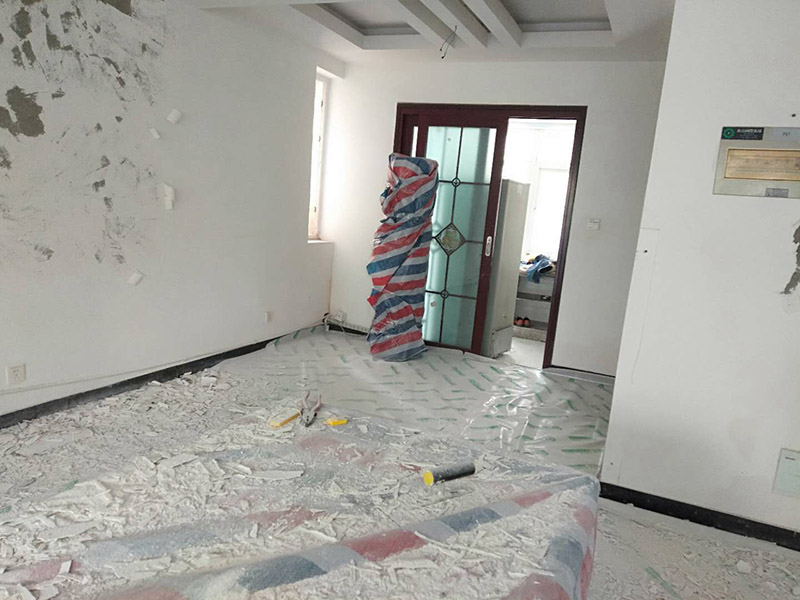 乳膠漆墻面翻新：如果原墻是乳膠漆，且基礎(chǔ)強(qiáng)度較好，經(jīng)簡單打毛修補(bǔ)后可以直接刷漆，但要注意不要破壞原墻漆膜的完整性，也不要用比原墻乳膠漆附著力好太多的乳膠漆，否則容易起皮脫落；如果原墻是刮瓷，則必須產(chǎn)掉重做，其實(shí)在這方面只要掌握一個原則，即同等性質(zhì)才能翻新，否則就必須重來。 如果原墻面的漆已經(jīng)不好了的話，再刷上乳膠漆會把以前的乳膠漆泡下來，可以選鮮呼吸SBS強(qiáng)力膠、鮮呼吸卓越型白膠，再刮一遍膩?zhàn)哟蚰ズ笤偎⑷槟z漆。另外，如果經(jīng)濟(jì)條件允許，而你對原墻質(zhì)量又不滿意的話，建議最好重做。因?yàn)閴γ娴奶幚硎钦麄€裝修過程中最骯臟的部分，千萬不要圖省事，否則以后會很麻煩。