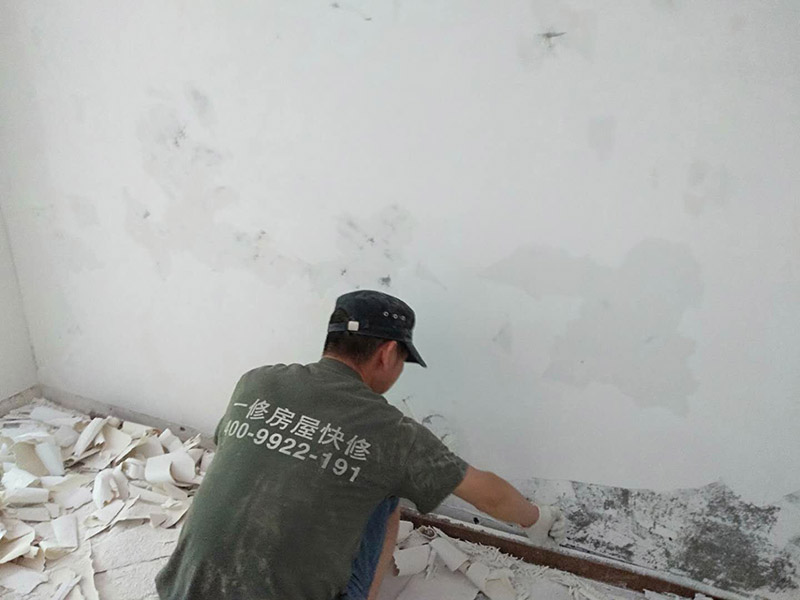 撕墻紙基層翻新：肯定想不到吹風(fēng)機，它除了可以吹干頭發(fā)以外，還可以通過它散發(fā)出的熱量將墻紙去除，這是因為立體墻貼背面的膠會因為加熱過度而在撕的時候更容易脫膠，當(dāng)溫度大約到達40度左右，可用手嘗試撕開邊角，如沒發(fā)現(xiàn)脫膠則可以慢慢撕下，針對比較大的款式可以根據(jù)以上辦法逐步去除。 2、如果你家的是PVC材質(zhì)的，也是可以用吹風(fēng)機來去除的。如果有一小部分膠水殘留的話，是可以擦洗干凈的?；蛘哂脻衩頍岱笥心z的地方，看見膠皮軟化的時候再慢慢撕或擦就可以了。如果你是粘在玻璃上的話，也是可以直接將它撕下來的，或許在撕的過程中會有許多的膠水殘留在玻璃上，不用擔(dān)心，對于這些殘留的膠水我們可以用酒精或者清洗劑、汽油等物品進行擦洗，也可用吹風(fēng)機進行清除。如果你不及時清除的話，膠水留在玻璃上,時間長了，被貼與未被貼地方就可能會出現(xiàn)色差。 3、如果不借助任何工具的話，需要找到它的一個邊角，人盡量的貼近墻面，朝著自己站的方向?qū)⑺p輕的和墻面分離，這樣更容易揭下墻紙。只要你用力平穩(wěn)、力度適中，墻紙就會從慢慢從墻上脫離，如情況有異,則可能它是不可剝離的墻紙。