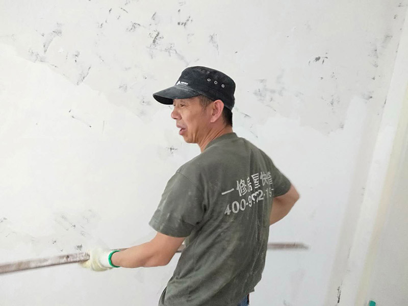 撕墻紙基層翻新：肯定想不到吹風(fēng)機，它除了可以吹干頭發(fā)以外，還可以通過它散發(fā)出的熱量將墻紙去除，這是因為立體墻貼背面的膠會因為加熱過度而在撕的時候更容易脫膠，當(dāng)溫度大約到達40度左右，可用手嘗試撕開邊角，如沒發(fā)現(xiàn)脫膠則可以慢慢撕下，針對比較大的款式可以根據(jù)以上辦法逐步去除。 2、如果你家的是PVC材質(zhì)的，也是可以用吹風(fēng)機來去除的。如果有一小部分膠水殘留的話，是可以擦洗干凈的?；蛘哂脻衩頍岱笥心z的地方，看見膠皮軟化的時候再慢慢撕或擦就可以了。如果你是粘在玻璃上的話，也是可以直接將它撕下來的，或許在撕的過程中會有許多的膠水殘留在玻璃上，不用擔(dān)心，對于這些殘留的膠水我們可以用酒精或者清洗劑、汽油等物品進行擦洗，也可用吹風(fēng)機進行清除。如果你不及時清除的話，膠水留在玻璃上,時間長了，被貼與未被貼地方就可能會出現(xiàn)色差。 3、如果不借助任何工具的話，需要找到它的一個邊角，人盡量的貼近墻面，朝著自己站的方向?qū)⑺p輕的和墻面分離，這樣更容易揭下墻紙。只要你用力平穩(wěn)、力度適中，墻紙就會從慢慢從墻上脫離，如情況有異,則可能它是不可剝離的墻紙。