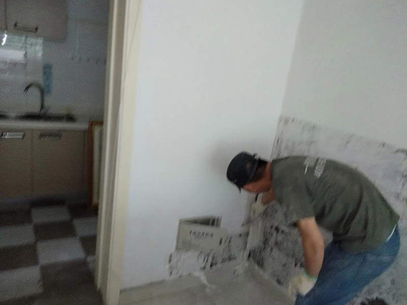 撕墻紙基層翻新：肯定想不到吹風(fēng)機，它除了可以吹干頭發(fā)以外，還可以通過它散發(fā)出的熱量將墻紙去除，這是因為立體墻貼背面的膠會因為加熱過度而在撕的時候更容易脫膠，當(dāng)溫度大約到達40度左右，可用手嘗試撕開邊角，如沒發(fā)現(xiàn)脫膠則可以慢慢撕下，針對比較大的款式可以根據(jù)以上辦法逐步去除。 2、如果你家的是PVC材質(zhì)的，也是可以用吹風(fēng)機來去除的。如果有一小部分膠水殘留的話，是可以擦洗干凈的?；蛘哂脻衩頍岱笥心z的地方，看見膠皮軟化的時候再慢慢撕或擦就可以了。如果你是粘在玻璃上的話，也是可以直接將它撕下來的，或許在撕的過程中會有許多的膠水殘留在玻璃上，不用擔(dān)心，對于這些殘留的膠水我們可以用酒精或者清洗劑、汽油等物品進行擦洗，也可用吹風(fēng)機進行清除。如果你不及時清除的話，膠水留在玻璃上,時間長了，被貼與未被貼地方就可能會出現(xiàn)色差。 3、如果不借助任何工具的話，需要找到它的一個邊角，人盡量的貼近墻面，朝著自己站的方向?qū)⑺p輕的和墻面分離，這樣更容易揭下墻紙。只要你用力平穩(wěn)、力度適中，墻紙就會從慢慢從墻上脫離，如情況有異,則可能它是不可剝離的墻紙。