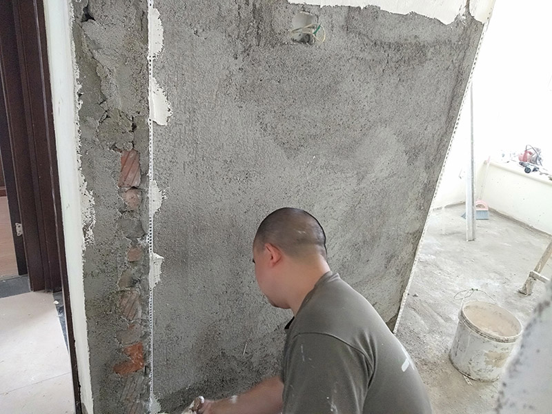 墻面掛網(wǎng)刮石膏找平：膩子的批墻過程有批、刮、碾等，批墻時各位只要注意兩點就可以了。一是批墻一次不要批的太厚，而是應該一層一層很細膩的往上批。這樣批出的墻面不易起殼、脫落。二是要平整，其實這也是批墻的主要目的之一。檢查批墻效果最好是在晚上，用日光燈，或者是白色的節(jié)能燈，對著墻面照，檢查是否平整，不平的地方再手動打磨。批墻的手勢也有很多種這是直線的刮法。墻面的處理程序是先刷膠水一遍，批膩子二到三遍打磨，然后找平。之后是刷油漆，刷配套底漆一遍，面漆二遍。墻面處理大體完成。