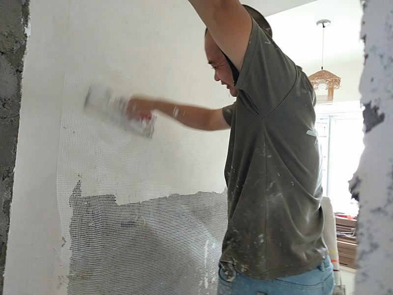 墻面掛網(wǎng)刮石膏找平：膩子的批墻過程有批、刮、碾等，批墻時各位只要注意兩點就可以了。一是批墻一次不要批的太厚，而是應該一層一層很細膩的往上批。這樣批出的墻面不易起殼、脫落。二是要平整，其實這也是批墻的主要目的之一。檢查批墻效果最好是在晚上，用日光燈，或者是白色的節(jié)能燈，對著墻面照，檢查是否平整，不平的地方再手動打磨。批墻的手勢也有很多種這是直線的刮法。墻面的處理程序是先刷膠水一遍，批膩子二到三遍打磨，然后找平。之后是刷油漆，刷配套底漆一遍，面漆二遍。墻面處理大體完成。