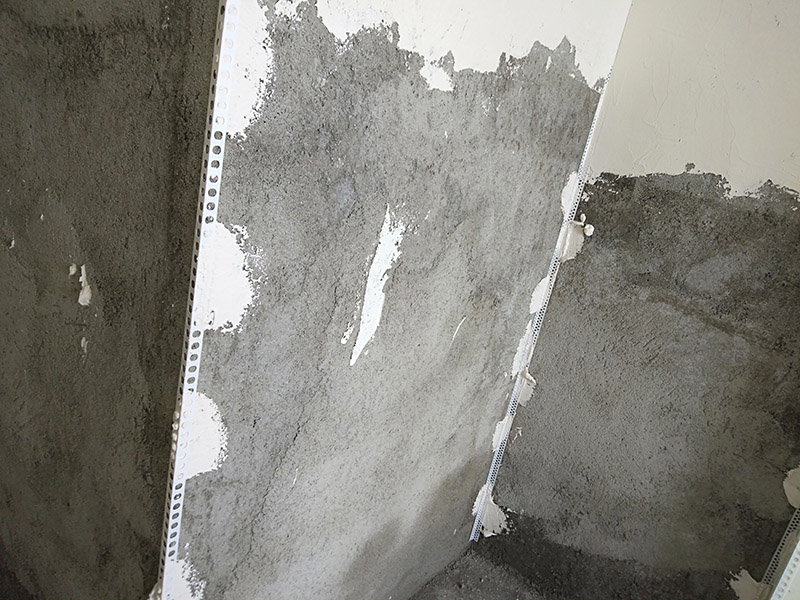 墻面掛網(wǎng)刮石膏找平：膩子的批墻過程有批、刮、碾等，批墻時各位只要注意兩點就可以了。一是批墻一次不要批的太厚，而是應該一層一層很細膩的往上批。這樣批出的墻面不易起殼、脫落。二是要平整，其實這也是批墻的主要目的之一。檢查批墻效果最好是在晚上，用日光燈，或者是白色的節(jié)能燈，對著墻面照，檢查是否平整，不平的地方再手動打磨。批墻的手勢也有很多種這是直線的刮法。墻面的處理程序是先刷膠水一遍，批膩子二到三遍打磨，然后找平。之后是刷油漆，刷配套底漆一遍，面漆二遍。墻面處理大體完成。