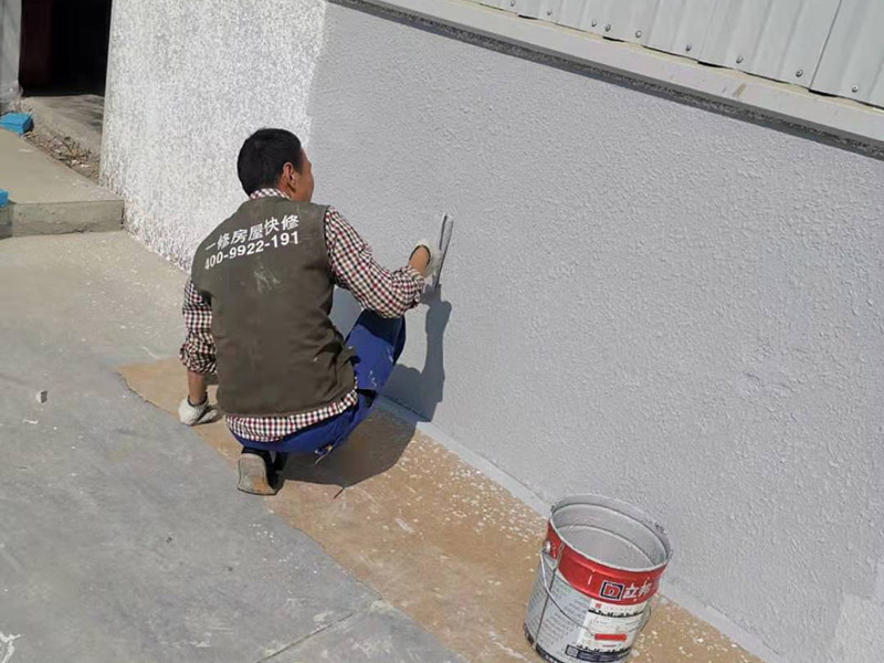 外墻墻裙彈刷涂料:基層清理一澆水濕潤(rùn)一吊垂直、套方、找規(guī)矩、抹灰餅一抹水泥踢腳或墻裙&mdash;做護(hù)角抹水泥窗臺(tái)&mdash;墻面充筋&mdash;抹底灰&mdash;修補(bǔ)預(yù)留孔洞、電箱槽、盒等&mdash;抹罩面灰 1、粉刷施工前注意天氣情況,避免在雨雪來(lái)臨前作業(yè)。2、需要鏟墻皮的墻體,處理好墻壁基層表面,舊墻面必須徹底除去霉斑、油污、浮灰及松脫的涂層,孔漏應(yīng)及時(shí)修補(bǔ),并用粗砂紙打磨平整。3、粉刷時(shí)應(yīng)掌握由上而下、一筆套一筆、豎刷的原則,也可由左至右的橫刷,切勿漏筆。4、在刷石灰漿的過(guò)程中應(yīng)不斷攪拌石灰漿液,否則石灰漿會(huì)沉淀刷后墻面上會(huì)出現(xiàn)深淺不一的條紋。5、在新刷的紙筋灰墻上進(jìn)行粉刷裝飾,須等到外層石灰完全干燥后方可進(jìn)行,否則會(huì)使墻面上出現(xiàn)而影響美化的效果。