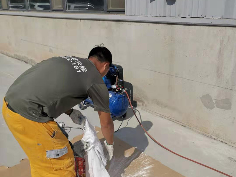 外墻墻裙彈刷涂料:基層清理一澆水濕潤(rùn)一吊垂直、套方、找規(guī)矩、抹灰餅一抹水泥踢腳或墻裙&mdash;做護(hù)角抹水泥窗臺(tái)&mdash;墻面充筋&mdash;抹底灰&mdash;修補(bǔ)預(yù)留孔洞、電箱槽、盒等&mdash;抹罩面灰 1、粉刷施工前注意天氣情況,避免在雨雪來(lái)臨前作業(yè)。2、需要鏟墻皮的墻體,處理好墻壁基層表面,舊墻面必須徹底除去霉斑、油污、浮灰及松脫的涂層,孔漏應(yīng)及時(shí)修補(bǔ),并用粗砂紙打磨平整。3、粉刷時(shí)應(yīng)掌握由上而下、一筆套一筆、豎刷的原則,也可由左至右的橫刷,切勿漏筆。4、在刷石灰漿的過(guò)程中應(yīng)不斷攪拌石灰漿液,否則石灰漿會(huì)沉淀刷后墻面上會(huì)出現(xiàn)深淺不一的條紋。5、在新刷的紙筋灰墻上進(jìn)行粉刷裝飾,須等到外層石灰完全干燥后方可進(jìn)行,否則會(huì)使墻面上出現(xiàn)而影響美化的效果。