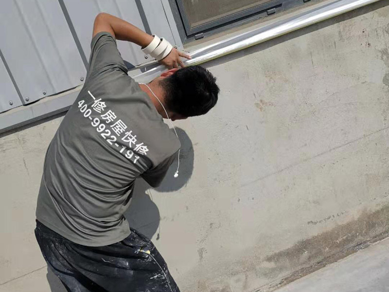 外墻墻裙彈刷涂料:基層清理一澆水濕潤(rùn)一吊垂直、套方、找規(guī)矩、抹灰餅一抹水泥踢腳或墻裙&mdash;做護(hù)角抹水泥窗臺(tái)&mdash;墻面充筋&mdash;抹底灰&mdash;修補(bǔ)預(yù)留孔洞、電箱槽、盒等&mdash;抹罩面灰 1、粉刷施工前注意天氣情況,避免在雨雪來(lái)臨前作業(yè)。2、需要鏟墻皮的墻體,處理好墻壁基層表面,舊墻面必須徹底除去霉斑、油污、浮灰及松脫的涂層,孔漏應(yīng)及時(shí)修補(bǔ),并用粗砂紙打磨平整。3、粉刷時(shí)應(yīng)掌握由上而下、一筆套一筆、豎刷的原則,也可由左至右的橫刷,切勿漏筆。4、在刷石灰漿的過(guò)程中應(yīng)不斷攪拌石灰漿液,否則石灰漿會(huì)沉淀刷后墻面上會(huì)出現(xiàn)深淺不一的條紋。5、在新刷的紙筋灰墻上進(jìn)行粉刷裝飾,須等到外層石灰完全干燥后方可進(jìn)行,否則會(huì)使墻面上出現(xiàn)而影響美化的效果。