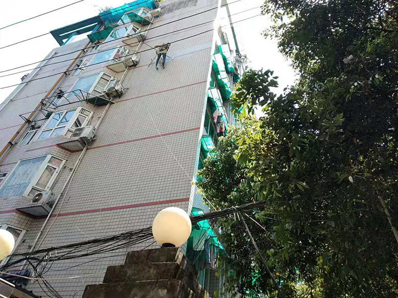 高空外墻防水施工:將局部開裂、起鼓的外墻涂料層鑿開至墻面基層,將窗框與墻體的結(jié)合處開裂的涂層揭開,并將所有鑿開和脫落的墻面用軟質(zhì)刷子清掃干凈,保證其中不存在任何塵土、水泥渣等松散顆粒及松動的涂料塊.用JS防水涂料對墻面進(jìn)行整體涂刷,要求涂刷多遍達(dá)到一定的厚度,以能發(fā)揮防水材料的最佳性能為準(zhǔn).使墻面顏色均勻,平整美觀.