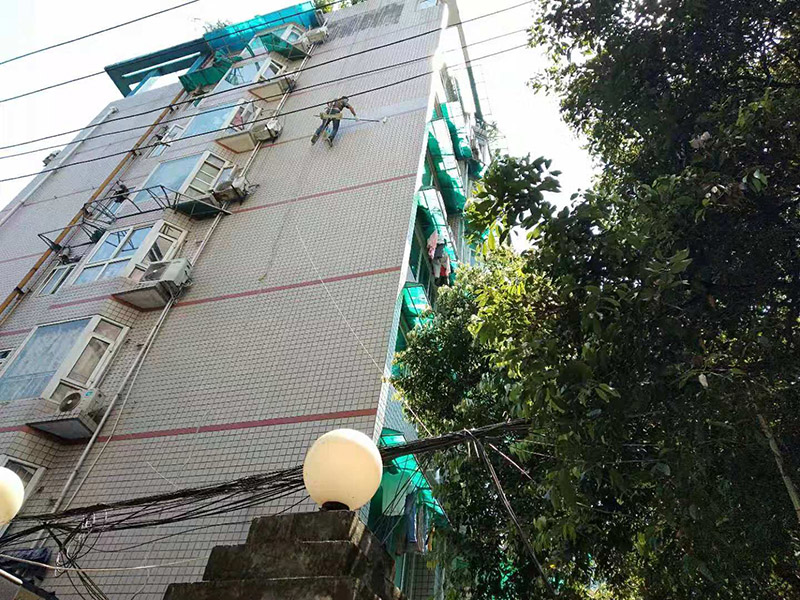 高空外墻防水施工:將局部開裂、起鼓的外墻涂料層鑿開至墻面基層,將窗框與墻體的結(jié)合處開裂的涂層揭開,并將所有鑿開和脫落的墻面用軟質(zhì)刷子清掃干凈,保證其中不存在任何塵土、水泥渣等松散顆粒及松動的涂料塊.用JS防水涂料對墻面進(jìn)行整體涂刷,要求涂刷多遍達(dá)到一定的厚度,以能發(fā)揮防水材料的最佳性能為準(zhǔn).使墻面顏色均勻,平整美觀.