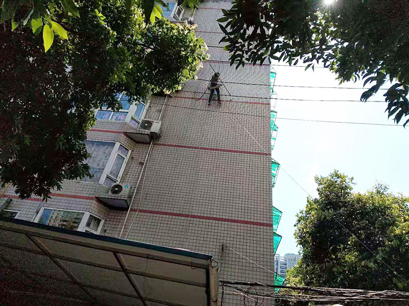 高空外墻防水施工:將局部開裂、起鼓的外墻涂料層鑿開至墻面基層,將窗框與墻體的結(jié)合處開裂的涂層揭開,并將所有鑿開和脫落的墻面用軟質(zhì)刷子清掃干凈,保證其中不存在任何塵土、水泥渣等松散顆粒及松動的涂料塊.用JS防水涂料對墻面進(jìn)行整體涂刷,要求涂刷多遍達(dá)到一定的厚度,以能發(fā)揮防水材料的最佳性能為準(zhǔn).使墻面顏色均勻,平整美觀.