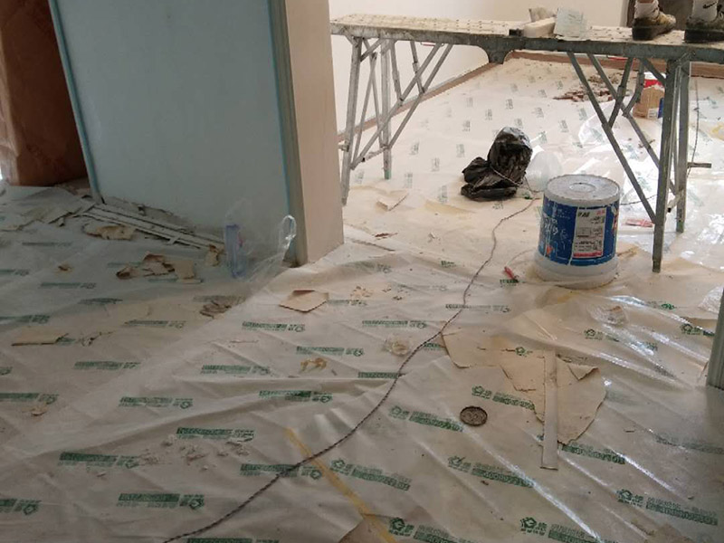 全屋整體裝修翻新：在墻面翻新前，需要先將舊漆面鏟除干凈，之后在進(jìn)行打磨，將墻面的浮沉雜物都清理干凈。如果墻面有凹凸不平的情況，要先用膩?zhàn)有扪a(bǔ)，如果墻面出現(xiàn)空鼓的現(xiàn)象，也要將整面的墻皮進(jìn)行鏟除，才能做后續(xù)的處理。 膩?zhàn)拥奶幚碇攸c(diǎn)有兩點(diǎn)注意事項(xiàng)，一是在刮膩?zhàn)又埃褖γ娴钠秸扔贸咦訙y(cè)試好，如果有不平整的位置，就需要用膩?zhàn)訉?shí)行多次的修補(bǔ)，而在每一次刮完膩?zhàn)又?，還需要用砂紙對(duì)墻面實(shí)行打磨，使得墻面更加的平整光滑。 油漆的涂刷是墻面翻新至關(guān)重要的一步。在涂刷時(shí)應(yīng)當(dāng)遵照一底兩面的原則，即刷1遍底漆，再刷2遍面漆，要留意的是，兩次涂刷的時(shí)間不可以太近，要確保前一遍的涂刷油漆已經(jīng)干了之后，才可以接著進(jìn)行下一遍的涂刷，這樣才能確保涂刷質(zhì)量。