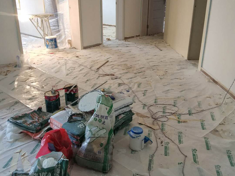 全屋整體裝修翻新：在墻面翻新前，需要先將舊漆面鏟除干凈，之后在進(jìn)行打磨，將墻面的浮沉雜物都清理干凈。如果墻面有凹凸不平的情況，要先用膩?zhàn)有扪a(bǔ)，如果墻面出現(xiàn)空鼓的現(xiàn)象，也要將整面的墻皮進(jìn)行鏟除，才能做后續(xù)的處理。 膩?zhàn)拥奶幚碇攸c(diǎn)有兩點(diǎn)注意事項(xiàng)，一是在刮膩?zhàn)又?，要把墻面的平整度用尺子測(cè)試好，如果有不平整的位置，就需要用膩?zhàn)訉?shí)行多次的修補(bǔ)，而在每一次刮完膩?zhàn)又?，還需要用砂紙對(duì)墻面實(shí)行打磨，使得墻面更加的平整光滑。 油漆的涂刷是墻面翻新至關(guān)重要的一步。在涂刷時(shí)應(yīng)當(dāng)遵照一底兩面的原則，即刷1遍底漆，再刷2遍面漆，要留意的是，兩次涂刷的時(shí)間不可以太近，要確保前一遍的涂刷油漆已經(jīng)干了之后，才可以接著進(jìn)行下一遍的涂刷，這樣才能確保涂刷質(zhì)量。