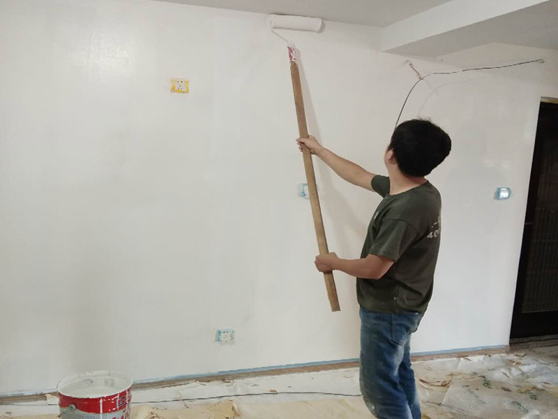 全屋整體裝修翻新：在墻面翻新前，需要先將舊漆面鏟除干凈，之后在進(jìn)行打磨，將墻面的浮沉雜物都清理干凈。如果墻面有凹凸不平的情況，要先用膩?zhàn)有扪a(bǔ)，如果墻面出現(xiàn)空鼓的現(xiàn)象，也要將整面的墻皮進(jìn)行鏟除，才能做后續(xù)的處理。 膩?zhàn)拥奶幚碇攸c(diǎn)有兩點(diǎn)注意事項(xiàng)，一是在刮膩?zhàn)又?，要把墻面的平整度用尺子測(cè)試好，如果有不平整的位置，就需要用膩?zhàn)訉?shí)行多次的修補(bǔ)，而在每一次刮完膩?zhàn)又螅€需要用砂紙對(duì)墻面實(shí)行打磨，使得墻面更加的平整光滑。 油漆的涂刷是墻面翻新至關(guān)重要的一步。在涂刷時(shí)應(yīng)當(dāng)遵照一底兩面的原則，即刷1遍底漆，再刷2遍面漆，要留意的是，兩次涂刷的時(shí)間不可以太近，要確保前一遍的涂刷油漆已經(jīng)干了之后，才可以接著進(jìn)行下一遍的涂刷，這樣才能確保涂刷質(zhì)量。