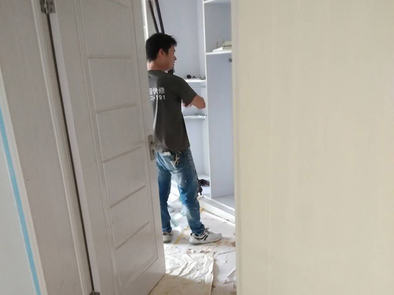 全屋整體裝修翻新：在墻面翻新前，需要先將舊漆面鏟除干凈，之后在進(jìn)行打磨，將墻面的浮沉雜物都清理干凈。如果墻面有凹凸不平的情況，要先用膩?zhàn)有扪a(bǔ)，如果墻面出現(xiàn)空鼓的現(xiàn)象，也要將整面的墻皮進(jìn)行鏟除，才能做后續(xù)的處理。 膩?zhàn)拥奶幚碇攸c(diǎn)有兩點(diǎn)注意事項(xiàng)，一是在刮膩?zhàn)又?，要把墻面的平整度用尺子測(cè)試好，如果有不平整的位置，就需要用膩?zhàn)訉?shí)行多次的修補(bǔ)，而在每一次刮完膩?zhàn)又?，還需要用砂紙對(duì)墻面實(shí)行打磨，使得墻面更加的平整光滑。 油漆的涂刷是墻面翻新至關(guān)重要的一步。在涂刷時(shí)應(yīng)當(dāng)遵照一底兩面的原則，即刷1遍底漆，再刷2遍面漆，要留意的是，兩次涂刷的時(shí)間不可以太近，要確保前一遍的涂刷油漆已經(jīng)干了之后，才可以接著進(jìn)行下一遍的涂刷，這樣才能確保涂刷質(zhì)量。