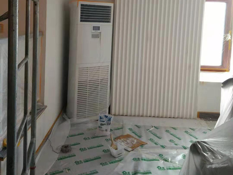 全屋裝修保護:入戶門扇用公司統(tǒng)一的門貼進行全面包裹保護，用透明膠帶將保護膜粘貼牢固平整。 用標準保護膜將門框三面保護完整并固定牢固。 工程完工后拆除保護膜時如果有粘貼時的膠痕，應(yīng)用酒精或?qū)Ｓ玫那逦蹌┣宄z痕。 飾面板進場后對其封兩遍以上清漆并打?qū)Ψ胖谩?家具制作后，用報紙折成U字型將柜子內(nèi)部進行保護。 涉及色漆或擦色作業(yè)時，應(yīng)將柜門拆除后噴漆或擦色，避免造成顏色交叉污染。