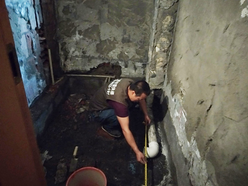 廁所水管改造：衛(wèi)生間下水管道的改造在現(xiàn)在一般的商品房中實(shí)施可能不大，因?yàn)闆]有沉箱的位置，一般都是自建房當(dāng)中進(jìn)行下水改造，可行的辦法就是通過改變沉箱的位置或者是對(duì)下水管道的位置進(jìn)行局部的抬高。 下水管道的長(zhǎng)度不應(yīng)該太多長(zhǎng)，因?yàn)闀?huì)容易引發(fā)堵塞，在日后的使用中如果出現(xiàn)問題維修起來也比較麻煩。 衛(wèi)生間的下水管道改造工程進(jìn)行的差不讀的時(shí)候可以進(jìn)行試水，看一下水流是否能夠順暢，如果沒有什么問題的話就可以在水管上鋪設(shè)上水泥和地磚來保護(hù)水管。