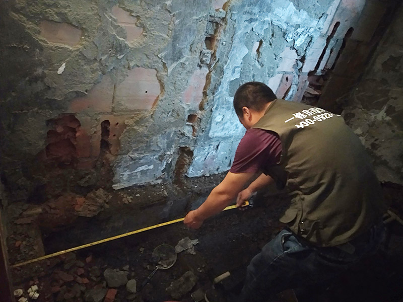 廁所水管改造：衛(wèi)生間下水管道的改造在現(xiàn)在一般的商品房中實(shí)施可能不大，因?yàn)闆]有沉箱的位置，一般都是自建房當(dāng)中進(jìn)行下水改造，可行的辦法就是通過改變沉箱的位置或者是對(duì)下水管道的位置進(jìn)行局部的抬高。 下水管道的長(zhǎng)度不應(yīng)該太多長(zhǎng)，因?yàn)闀?huì)容易引發(fā)堵塞，在日后的使用中如果出現(xiàn)問題維修起來也比較麻煩。 衛(wèi)生間的下水管道改造工程進(jìn)行的差不讀的時(shí)候可以進(jìn)行試水，看一下水流是否能夠順暢，如果沒有什么問題的話就可以在水管上鋪設(shè)上水泥和地磚來保護(hù)水管。