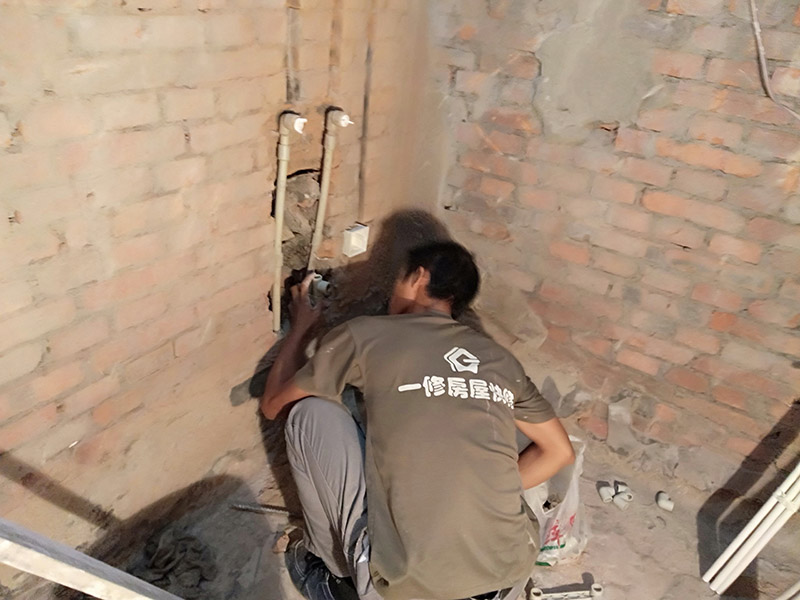 廁所管道開槽案例：先彈線，再開槽。管路開槽按要求必須是平行線與垂直線(如有水電施工圖的對照施工圖更好)。須平行走線的管路一律控制在60-90CM高(從地面算起)，有水龍頭的管路必須垂直。深度控制在4CM。線槽開好后施工負責人記好開槽管路尺寸、位置。方便以后水龍頭等潔具安裝時知道管路的位置。 在安裝冷熱水管過程中在墻內開槽把水管暗埋在墻內是很美觀的，但是有些按裝工在開槽為了省力不想把墻槽開太寬，特別是現在鋼筋混凝土墻面很多，開槽相當困難，所以能少開槽就少開槽，就把冷熱水管擠的很緊。冷熱水管緊靠在一起這是不對的。