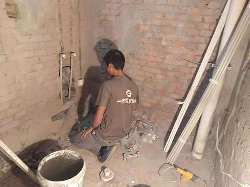 廁所管道開槽案例：先彈線，再開槽。管路開槽按要求必須是平行線與垂直線(如有水電施工圖的對照施工圖更好)。須平行走線的管路一律控制在60-90CM高(從地面算起)，有水龍頭的管路必須垂直。深度控制在4CM。線槽開好后施工負責人記好開槽管路尺寸、位置。方便以后水龍頭等潔具安裝時知道管路的位置。 在安裝冷熱水管過程中在墻內開槽把水管暗埋在墻內是很美觀的，但是有些按裝工在開槽為了省力不想把墻槽開太寬，特別是現在鋼筋混凝土墻面很多，開槽相當困難，所以能少開槽就少開槽，就把冷熱水管擠的很緊。冷熱水管緊靠在一起這是不對的。